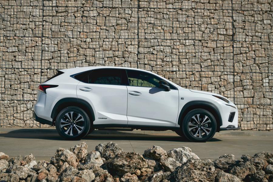  Lexus NX300h F-Sport 2017 года  (WW) (фото 11 из 20)